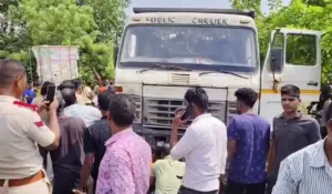 Accident: ବାଇକ୍ ଆରୋହୀଙ୍କ ଉପରେ ମାଡ଼ିଗଲା ହାଇୱା