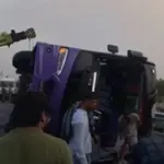 Bus Accident: ଆଗ୍ରା-ଲକ୍ଷ୍ନୌ ଏକ୍ସପ୍ରେସୱେରେ ଭୟଙ୍କର ବସ୍ ଦୁର୍ଘଟଣା: ପୁଲିସ ଇନ୍ସପେକ୍ଟର ଓ କଏଦୀଙ୍କ ସମେତ ୬ ମୃତ, ୩୨ ଆହତ